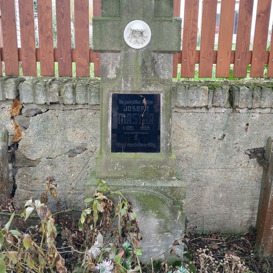 Kříž v Brodeslavech u kapličky