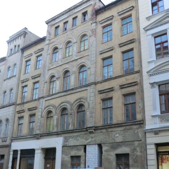 Mietshaus in geschlossener Bebauung, mit Laden Bismarckstraße 29