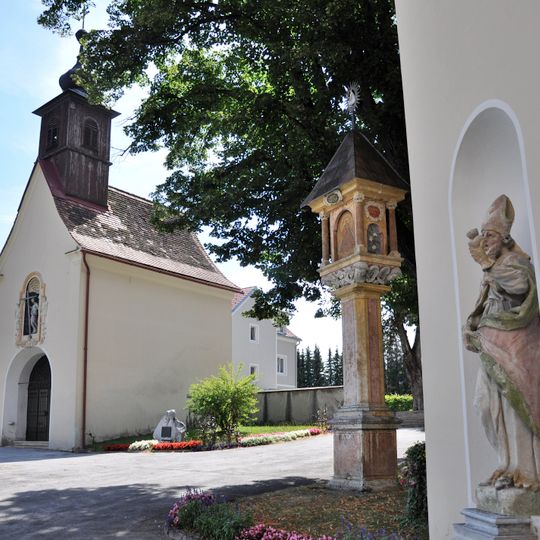 Kirchhof mit Antoniuskapelle und Tabernakelbildstock