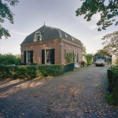Rhijnestein: vrijstaande tuinmanswoning tussen trianon en boomgaard gelegen