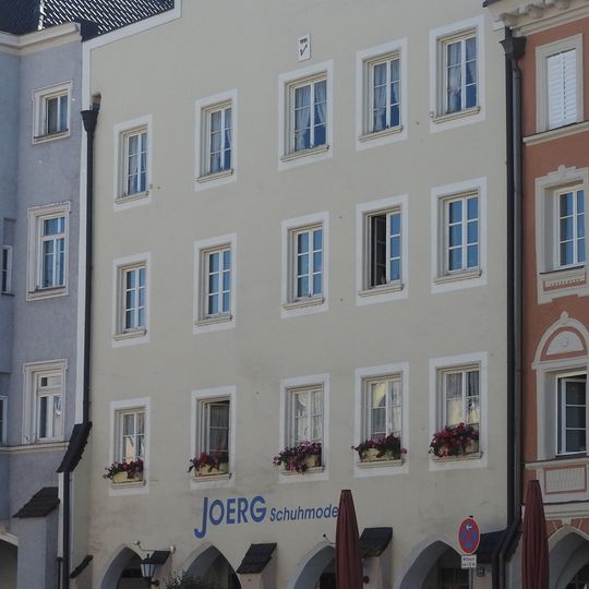 Wohn- und Geschäftshaus