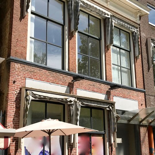 Pand onder schilddak met rechte kroonlijst