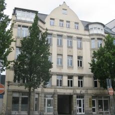 Mietshaus mit Läden in geschlossener Bebauung Waisenstraße 13