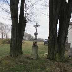 Kříž v jižní části Chvojnova u domu čp.40