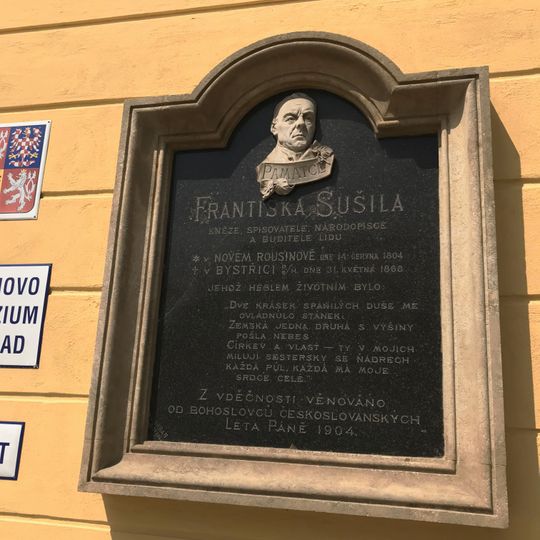 Pamětní deska Františka Sušila na budově gymnásia ve Velehradě