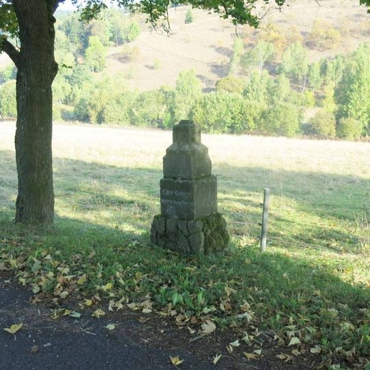 Podstavec ulomeného kříže u silnice v Dolní Moldavě