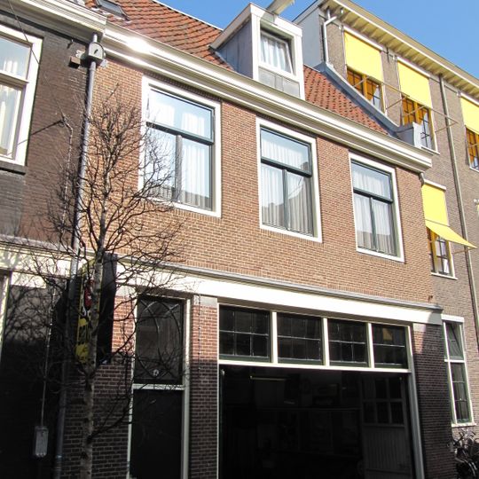 Dwarshuis van het door philips vingboons ontworpen type met latere, enige malen gewijzigde gevel