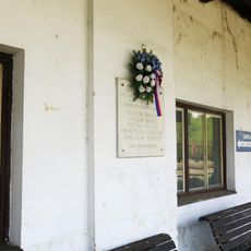 Pamětní deska obětem okupace 1939-45 na nádraží v Chotětově