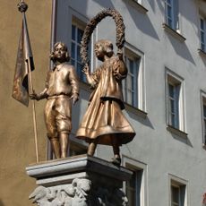 Brunnen am Platz gegen die Maximilianstraße