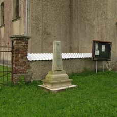 Pomník ve Valteřicích u kostela