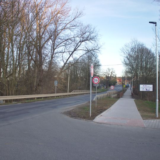Most Karlovarské třídy přes Loděnici v Kamenných Žehrovicích