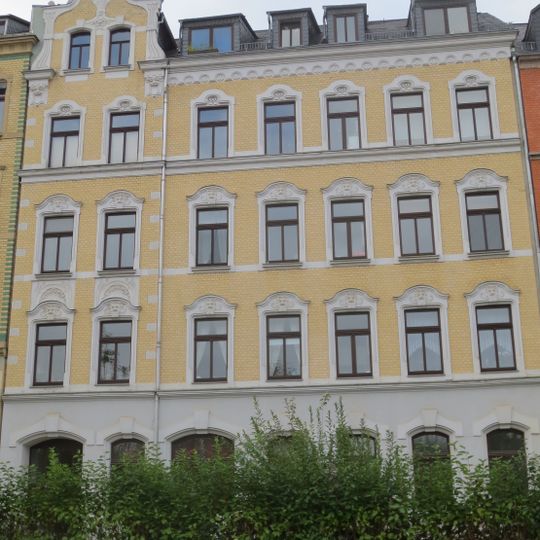 Mietshaus in geschlossener Bebauung mit Vorgarten Salzstraße 37