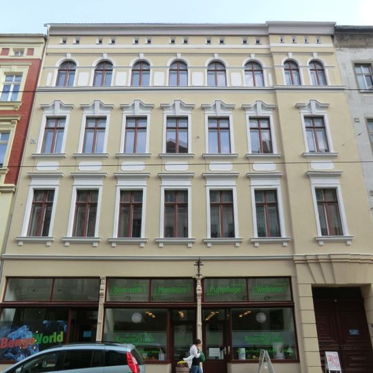 Wohn- und Geschäftshaus in geschlossener Bebauung, mit originaler Ladenfront und Hintergebäude Berliner Straße 29