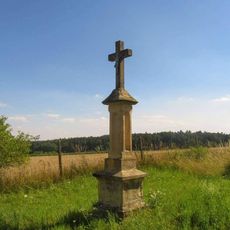 Kříž u Vilémova vedle silnice