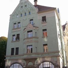 Wohn- und Geschäftshaus, Café Pernsteiner