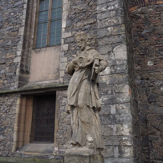 Socha svatého Jana Nepomuckého v Pardubicích na mostě před kostelem svatého Bartoloměje