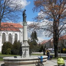 Fontána so soch. Dobročinnosti, fontána-nádrž