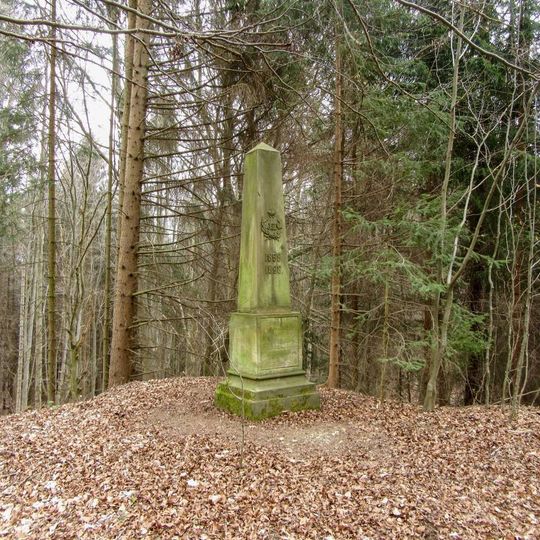 Pomník Lichtenštejnského knížete jižně od Svojanova v lese