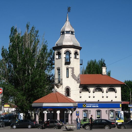 Трамвайна підстанція 1913—1916 рр. Пам'ятка архітектури місцевого значення.