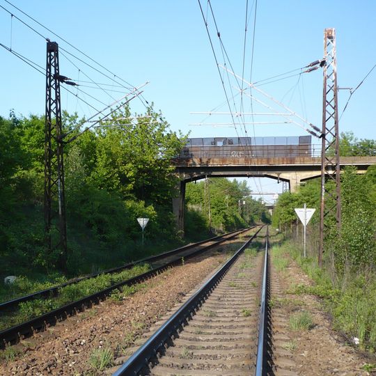 Zpustlý most přes trať Praha-Malešice - Praha-Běchovice v Hloubětíně