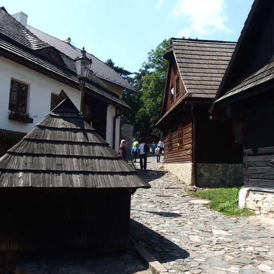 Dům čp. 105 se studnou