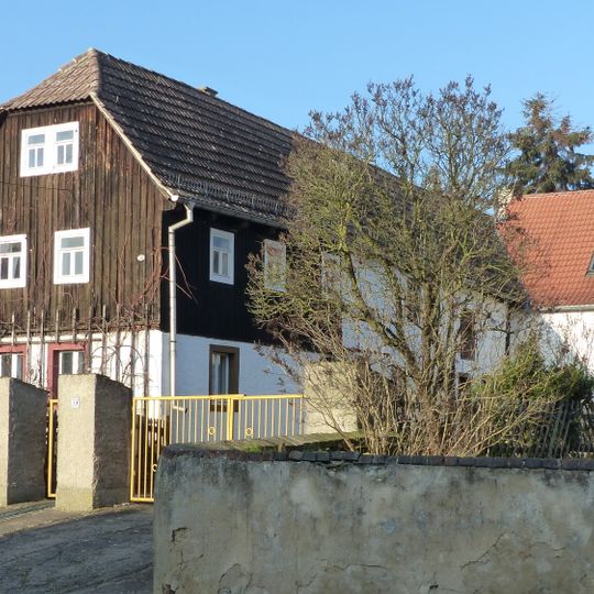 Wohnstallhaus, Hofeinfahrt und Hofmauer eines Zweiseithofes Kötzschenbrodaer Straße 38