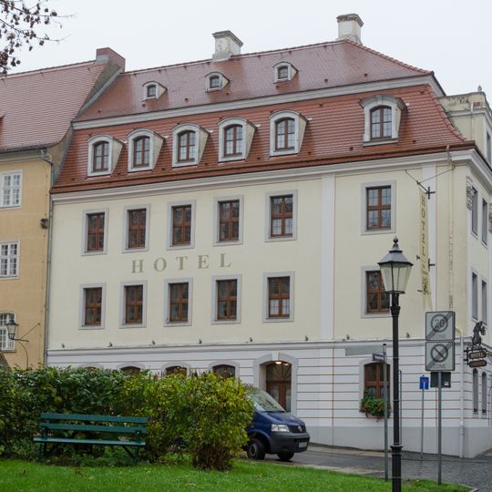 Wohnhaus in geschlossener Bebauung, Eckhaus Fleischerstraße 3