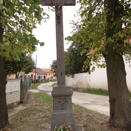 Kříž ve východní části vsi