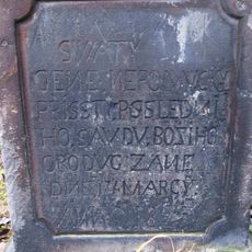 Sloup svatého Jana Nepomuckého u polní cesty jižně od Kostelce nad Ohří