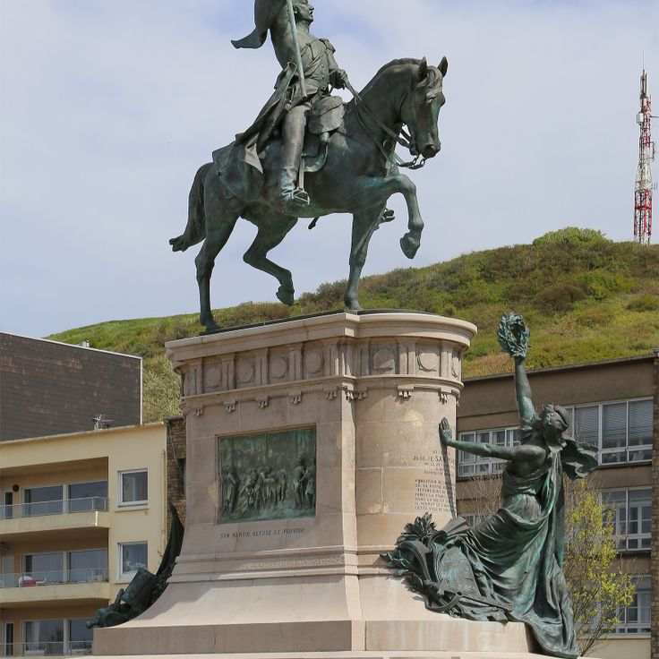 Equestrian statue of General San Martín