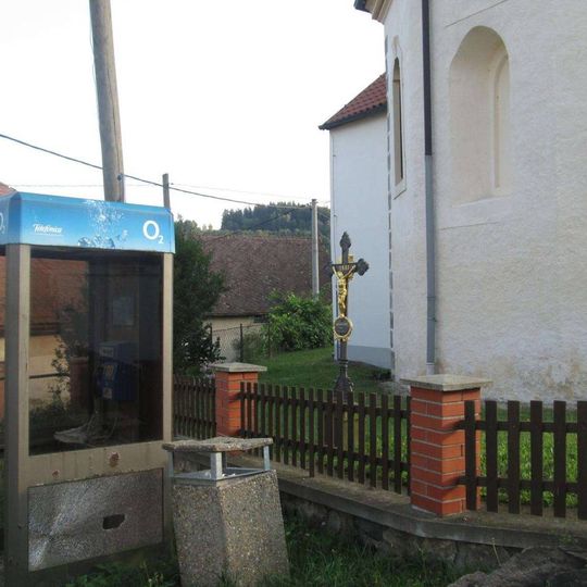 Kříž za kostelem v Popovicích