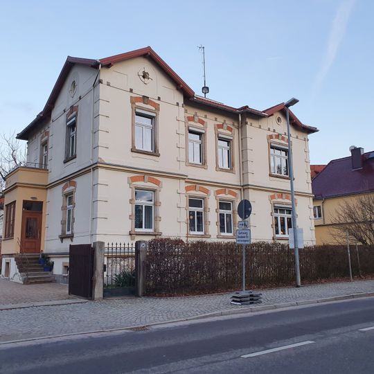 Wohnhaus in offener Bebauung mit Einfriedung Dresdener Straße 40