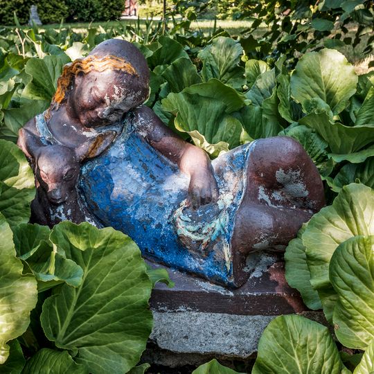 Скульптура «Девочка с олененком»