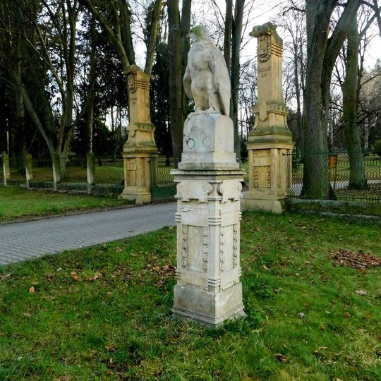 Západní socha orla před Smetanovými sady v Hořicích