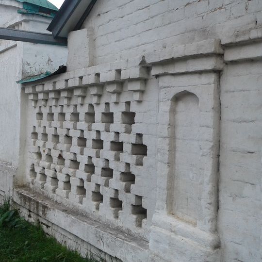 Ограда с двумя воротами и калиткой