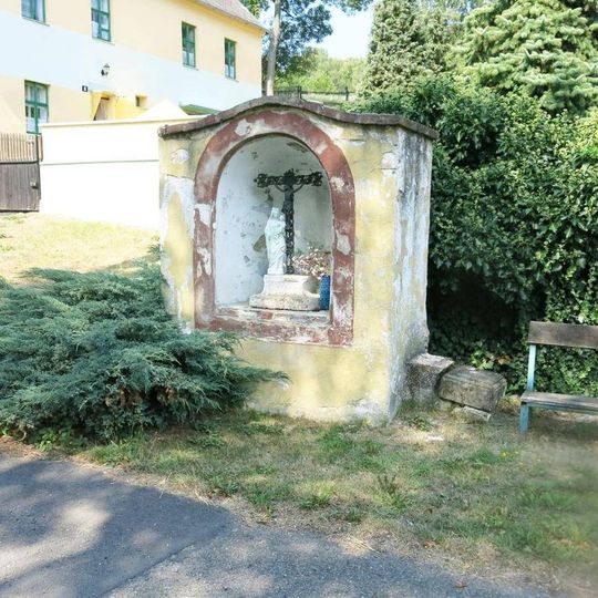 Kaplička na návsi v Orasíně