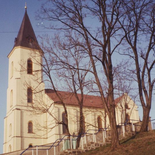 Kirche, Kirchhof und Kirchhofsmauer sowie gruftartiges Erdbegräbnis An der Kirche -