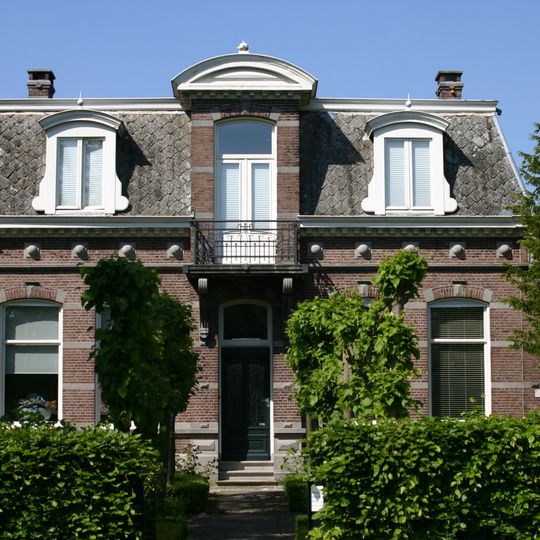 Boerderij, gebouwd in 1910 in een bouwstijl met elementen van Art-Nouveau en Neo-Renaissance