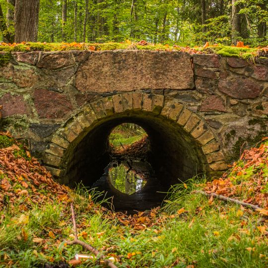 Tiltiņš ar akmens mūra caurteku