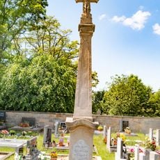 Kamenný kříž na hřbitově v Miletíně