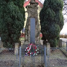 Pomník padlým u obecního úřadu v Tachlovicích