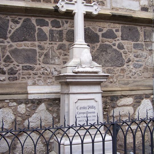 Kříž u katedrály sv. Petra a Pavla v Brně