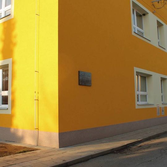 Pamětní deska v Července na Komenského ulici