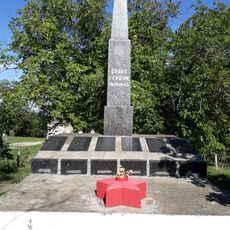 Monument în memoria consătenilor căzuți în 1941-1945