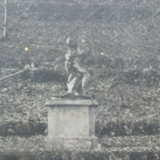 Socha v dolní části vodní kaskády v zámeckém parku ve Valči