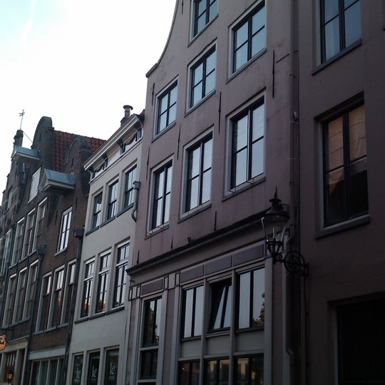 Onderkelderd huis met gepleisterde tuitgevel