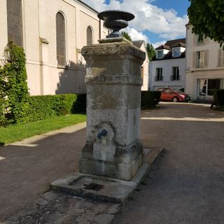 Borne-fontaine, place de la Mairie