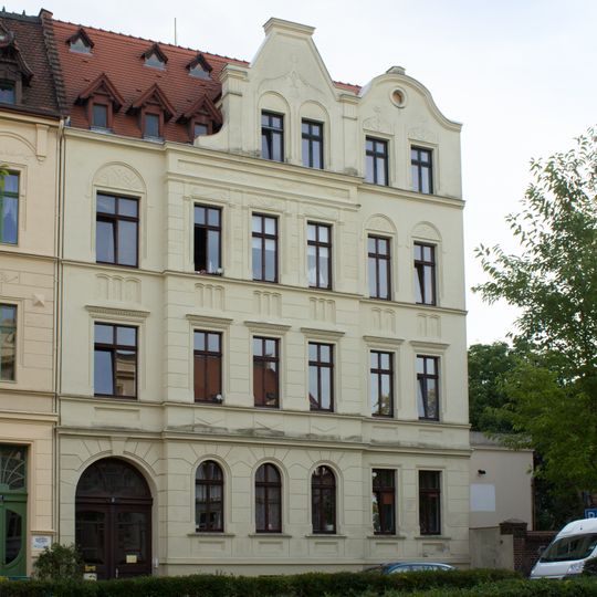 Mietshaus in geschlossener Bebauung Konsulplatz 8