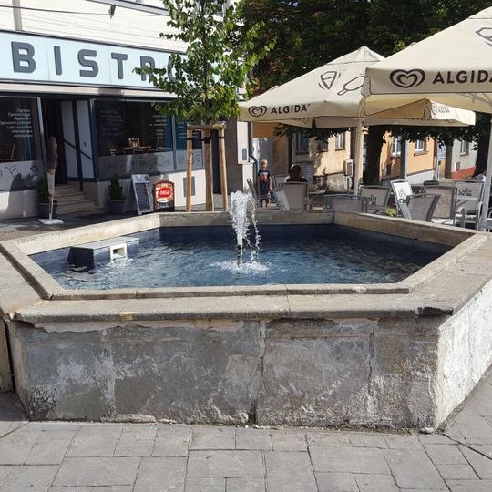 Kašna ve Zbiroze na náměstí