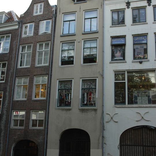Pand met gepleisterde gevel met moderne verhoging aan de Oudegracht gelegen